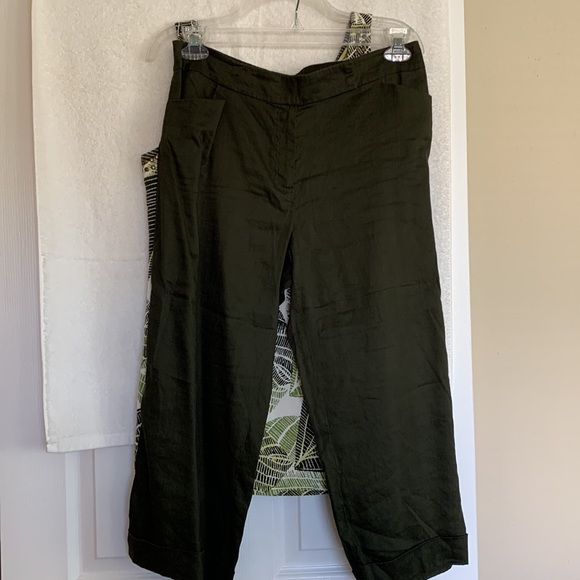 Ellen Tracy tunic style tank top. Metal embellishment around collar and sleeve. - Picture 4 of 6